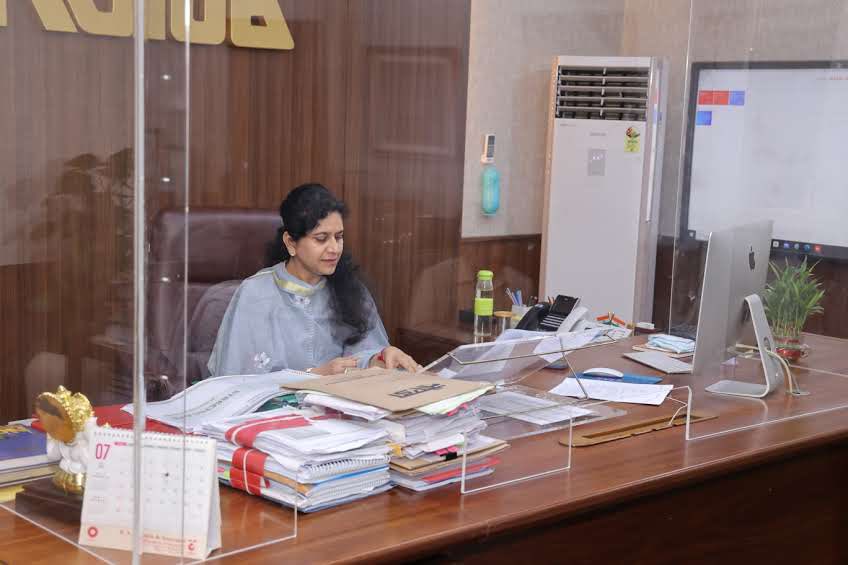 CeoNoida's tweet photo. Reviewed work of Horticulture dept today
Issued Instructions to make vedvan park’s parking &amp; second entry gate functional, plant min 5 lakh trees/plants in financial year, beautify new sites along expressway in view of G-20 &amp; develop theme based new parks/green belts across city. https://t.co/IhdetxQIhD
