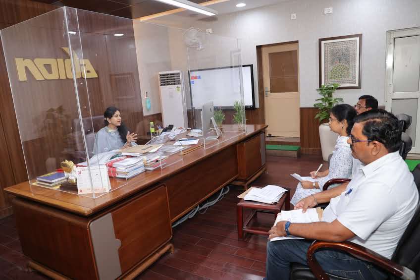 CeoNoida's tweet photo. Reviewed work of Horticulture dept today
Issued Instructions to make vedvan park’s parking &amp; second entry gate functional, plant min 5 lakh trees/plants in financial year, beautify new sites along expressway in view of G-20 &amp; develop theme based new parks/green belts across city. https://t.co/IhdetxQIhD