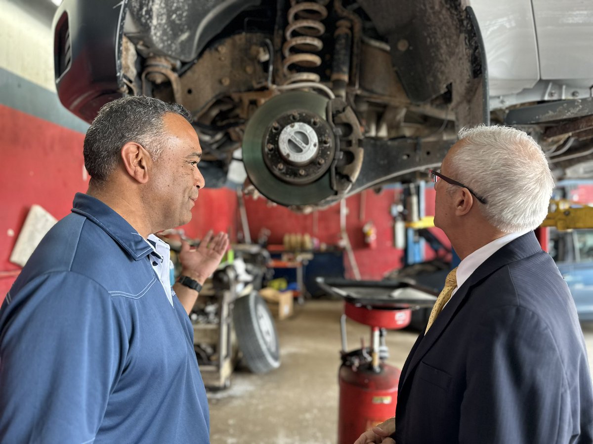 VictorFedeli's tweet image. The @RGAutoCentre has been servicing vehicles in #Durham for 30+ years.

It was great to visit them in #Pickering today to learn more about their business and discuss their #DigitalMainStreet grant.

Thank you for the chat and tour, Leanne and Kirk!