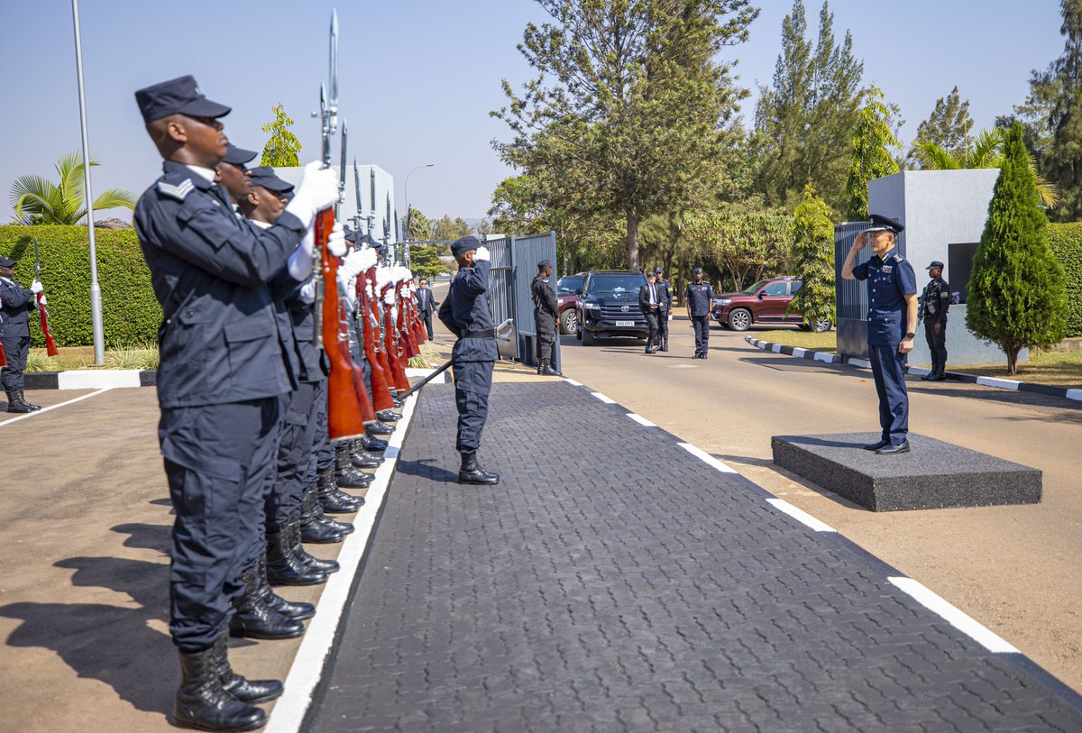 Rwandapolice's tweet photo. Uyu munsi,

Umuyobozi Mukuru wa Polisi y'u Rwanda, Felix Namuhoranye yakiriye Hoong Wee Teck, Umuyobozi Mukuru wa Polisi ya Singapore ku cyicaro gikuru cya #Rwandapolice, Kacyiru. Baganira ku bufatanye hagati ya Polisi zombi. https://t.co/D0kV4UMSFV