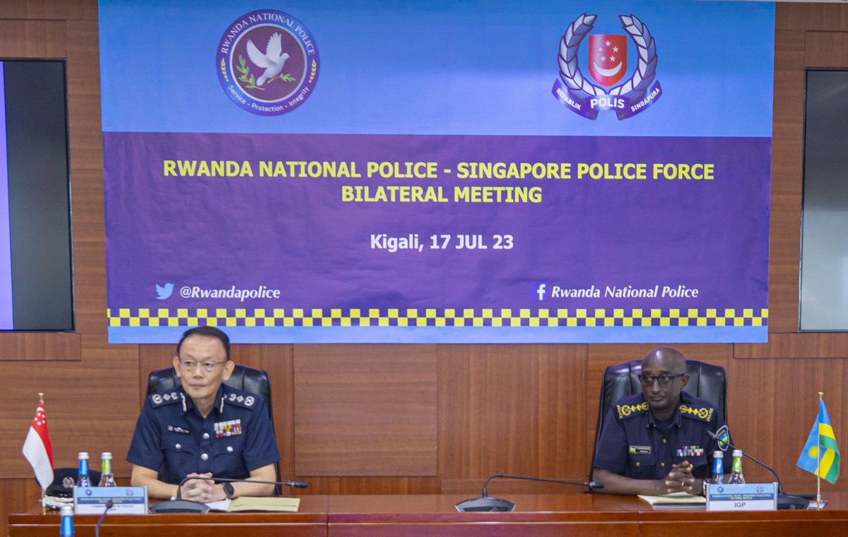 Rwandapolice's tweet photo. Uyu munsi,

Umuyobozi Mukuru wa Polisi y'u Rwanda, Felix Namuhoranye yakiriye Hoong Wee Teck, Umuyobozi Mukuru wa Polisi ya Singapore ku cyicaro gikuru cya #Rwandapolice, Kacyiru. Baganira ku bufatanye hagati ya Polisi zombi. https://t.co/D0kV4UMSFV