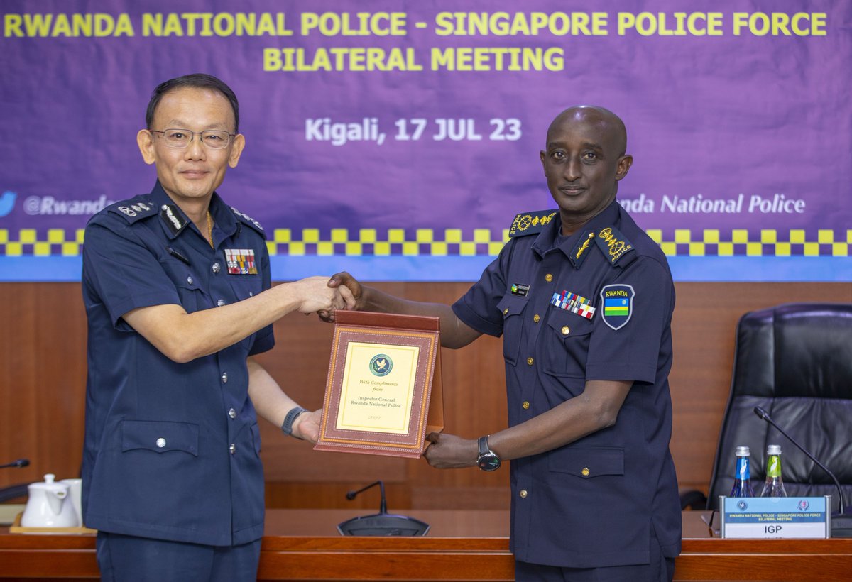 Rwandapolice's tweet photo. Uyu munsi,

Umuyobozi Mukuru wa Polisi y'u Rwanda, Felix Namuhoranye yakiriye Hoong Wee Teck, Umuyobozi Mukuru wa Polisi ya Singapore ku cyicaro gikuru cya #Rwandapolice, Kacyiru. Baganira ku bufatanye hagati ya Polisi zombi. https://t.co/D0kV4UMSFV