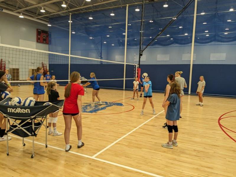 rtiesvolleyball's tweet photo. Artesian Kid Camp Day 1 started great! Shoutout to our current players &amp; middle schoolers for joining to help out ❤️🏐💙 @ArtesianNation https://t.co/oVljRM1uqU
