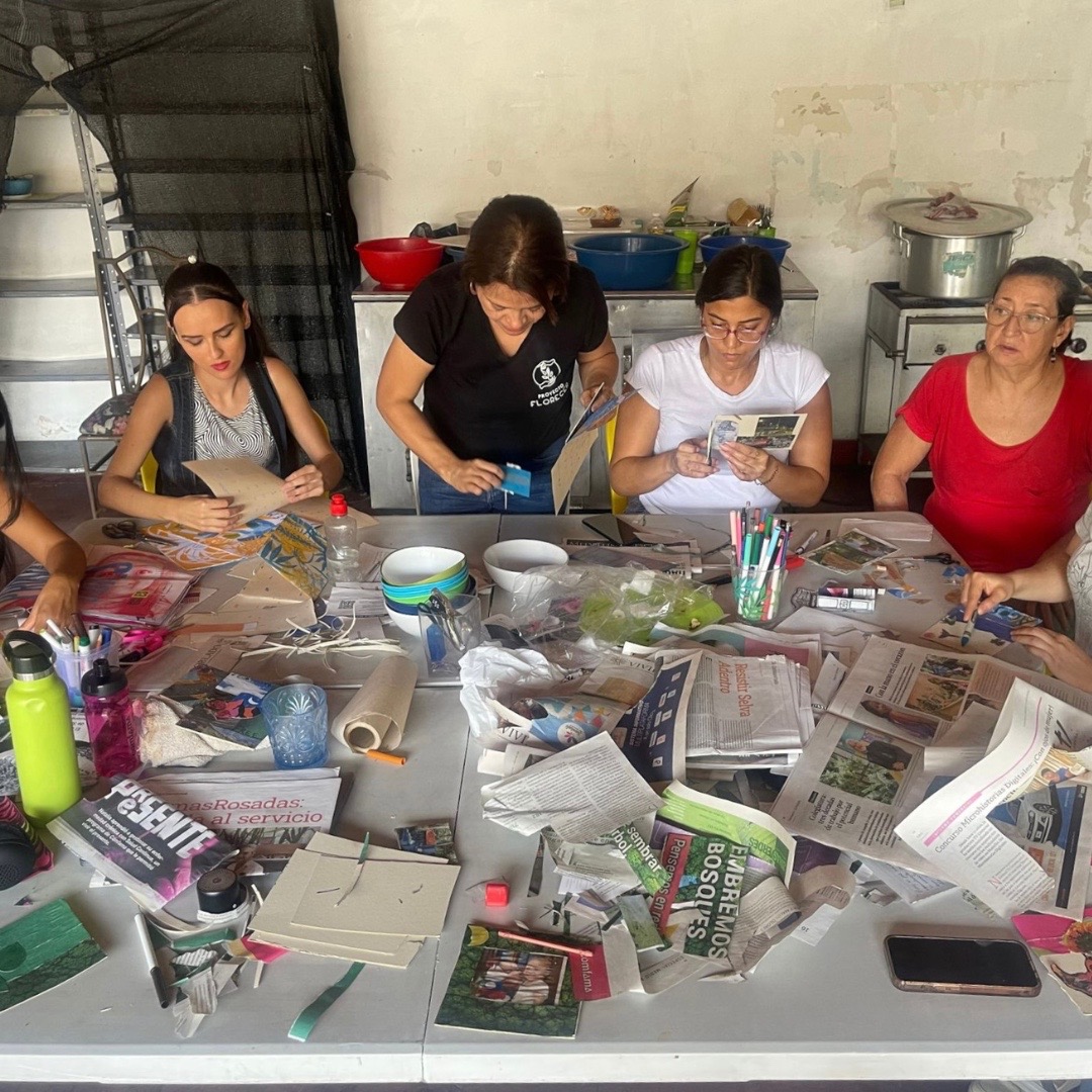 ProyectoFlorec1's tweet photo. Nuestro último taller se centró en crear nuestros propios collages de almas, representando nuestras fortalezas con imágenes y texto para que siempre tengamos algo que nos recuerde las fortalezas que somos en realidad. ¡Únase a nosotros en nuestra próxima cocina comunitaria! https://t.co/6AYzoZyPrY