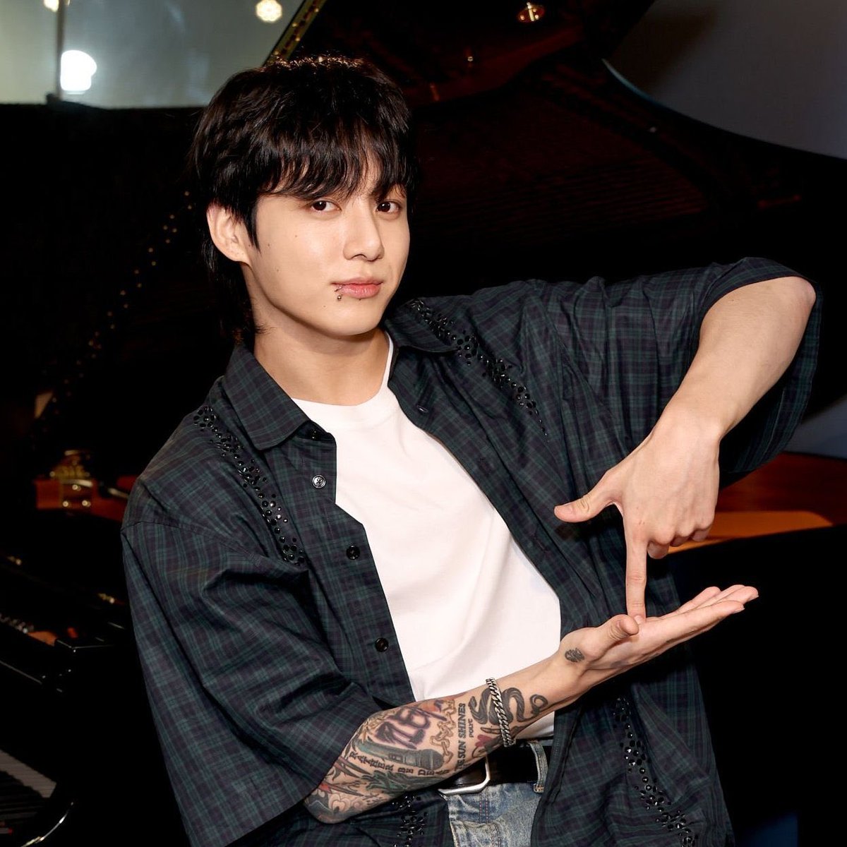 btschartsdailyc's tweet image. #Jungkook at the SiriusXM Radio studio 🇺🇸