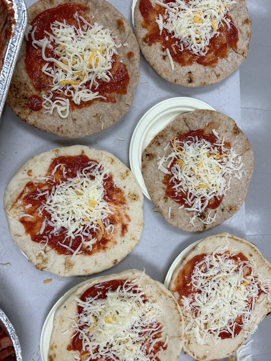 Yummy pizza lunch today! Thanks to <a href="/UnitedWay/">United Way</a> for feeding our students 😊@MlleParaschak #campwonder #GECDSBSLP2023 <a href="/ClaraHowitt/">Dr. Clara Howitt</a>