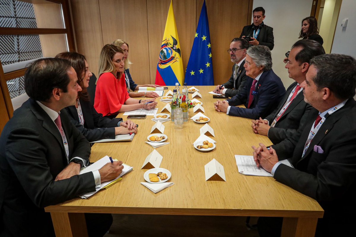 GustavoManriq_M's tweet photo. Junto al presidente @LassoGuillermo sostuvimos un productivo encuentro con la presidenta del Parlamento Europeo, Roberta Metsola. Hablamos sobre seguridad, desarrollo, la exención de visa Schengen y cooperación ante el #FenómenoElNiño.

#NuestroTrabajoContinua https://t.co/8qs5phH0sq