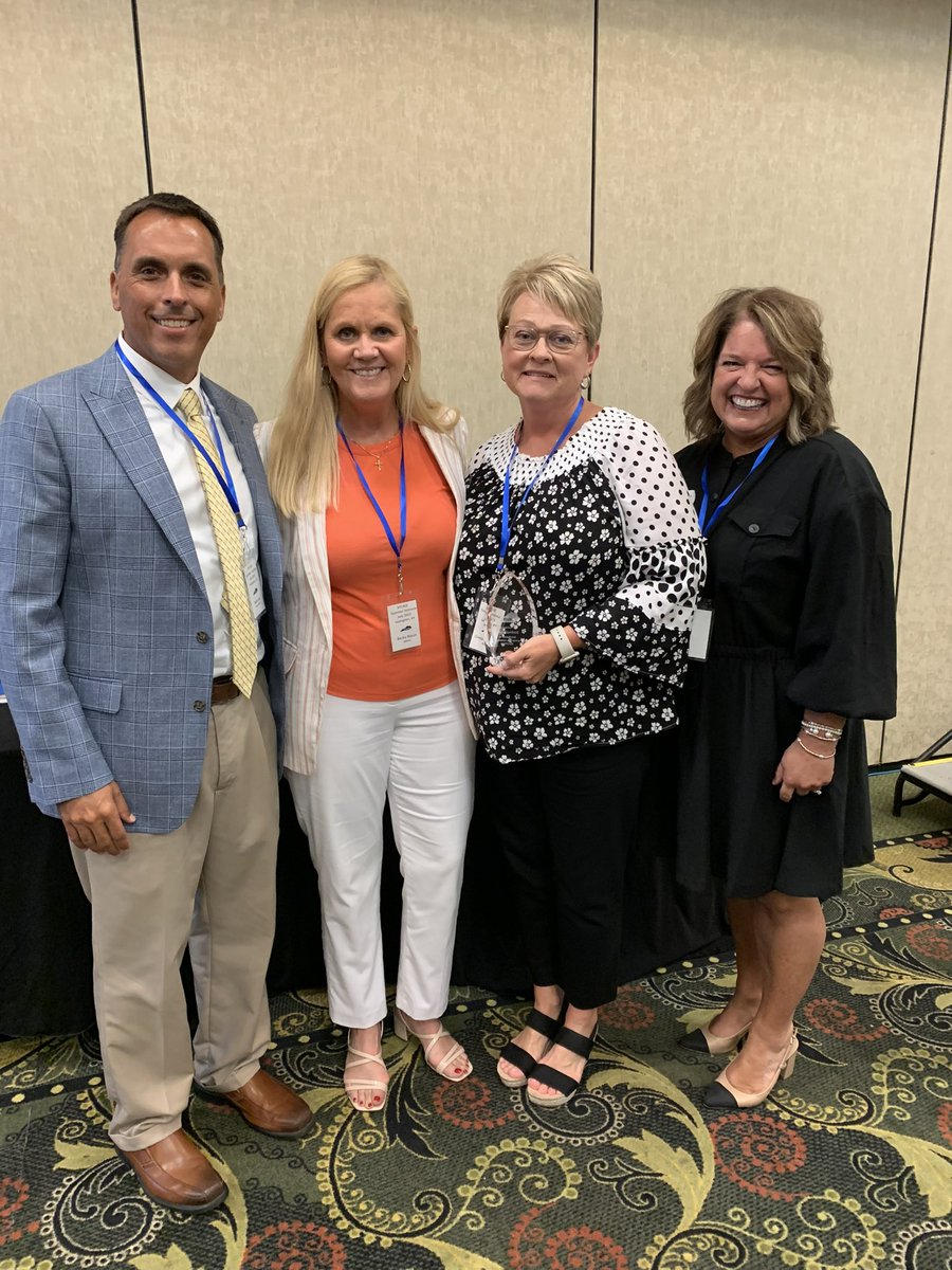 KYCASE1's tweet image. KYCASE presented the “Exceptional Dedication & Service Award” to retired KY DoSEs, Greta Stanfield & Tammy Williams.
We thank these amazing ladies for their dedication to Kentucky Schools!
#KYCASE2023
@barrydlee1 @beckynixoneku @RobinDBush1