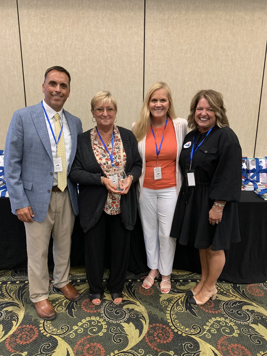 KYCASE1's tweet image. KYCASE presented the “Exceptional Dedication & Service Award” to retired KY DoSEs, Greta Stanfield & Tammy Williams.
We thank these amazing ladies for their dedication to Kentucky Schools!
#KYCASE2023
@barrydlee1 @beckynixoneku @RobinDBush1