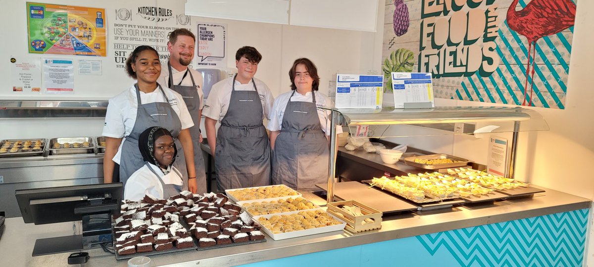 OAMC_Food's tweet photo. Some of our Y10s worked really hard to plan, prepare &amp; cook for our y6 transition parents evening, with the help of Gary Periti. They made vegan blueberry muffins, beetroot brownies, pea &amp; asparagus tortellini &amp; Southern baked chicken wraps. So proud of them ❤️ @oasis_mediacityuk https://t.co/PhUZ8vysPu