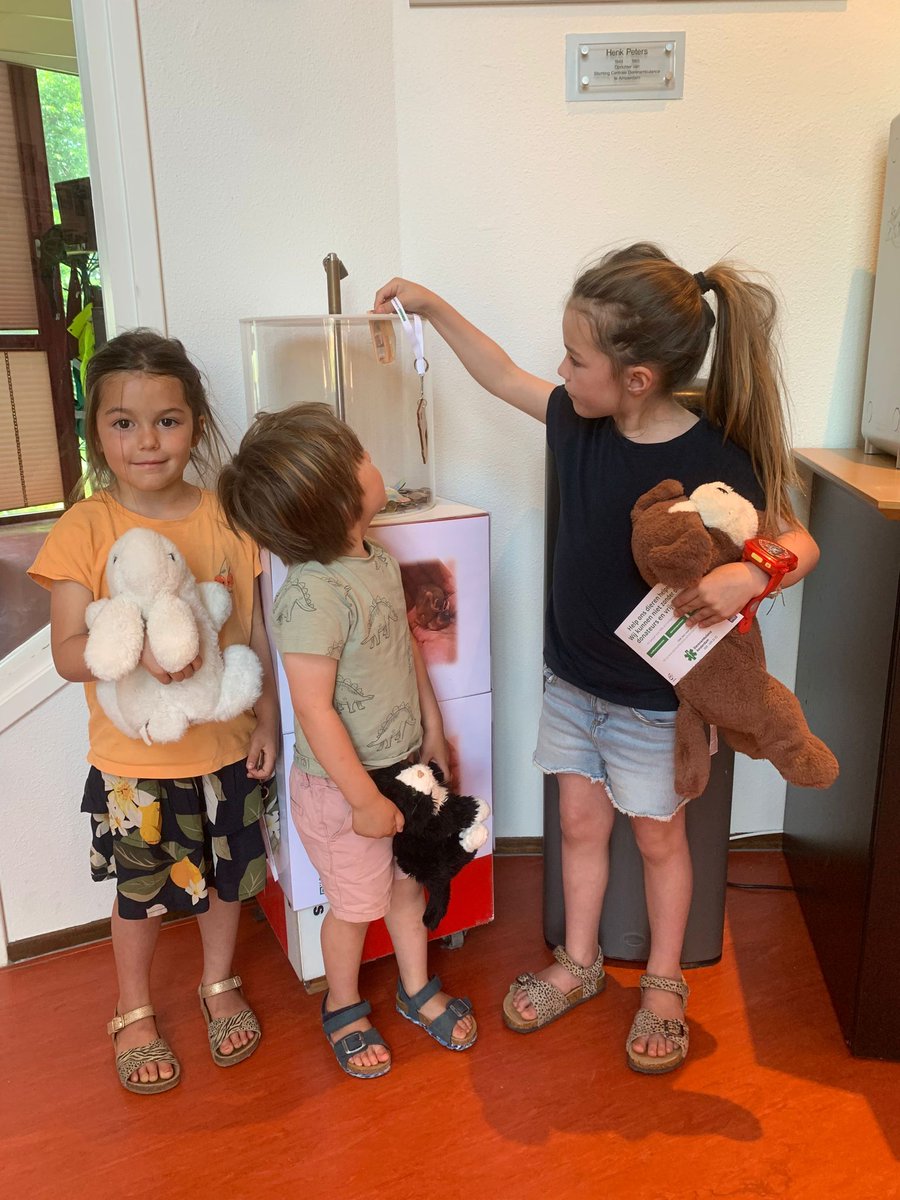 En toen was het zover. Maxime kwam met haar moeder, broertje en zusje naar de Dierenambulance om hoogstpersoonlijk haar € 50 te doneren. Natuurlijk kregen zij een rondleiding en hebben haar vast gecontracteerd voor later, als ze groot is. Dank je wel lieve Maxime (en familie)