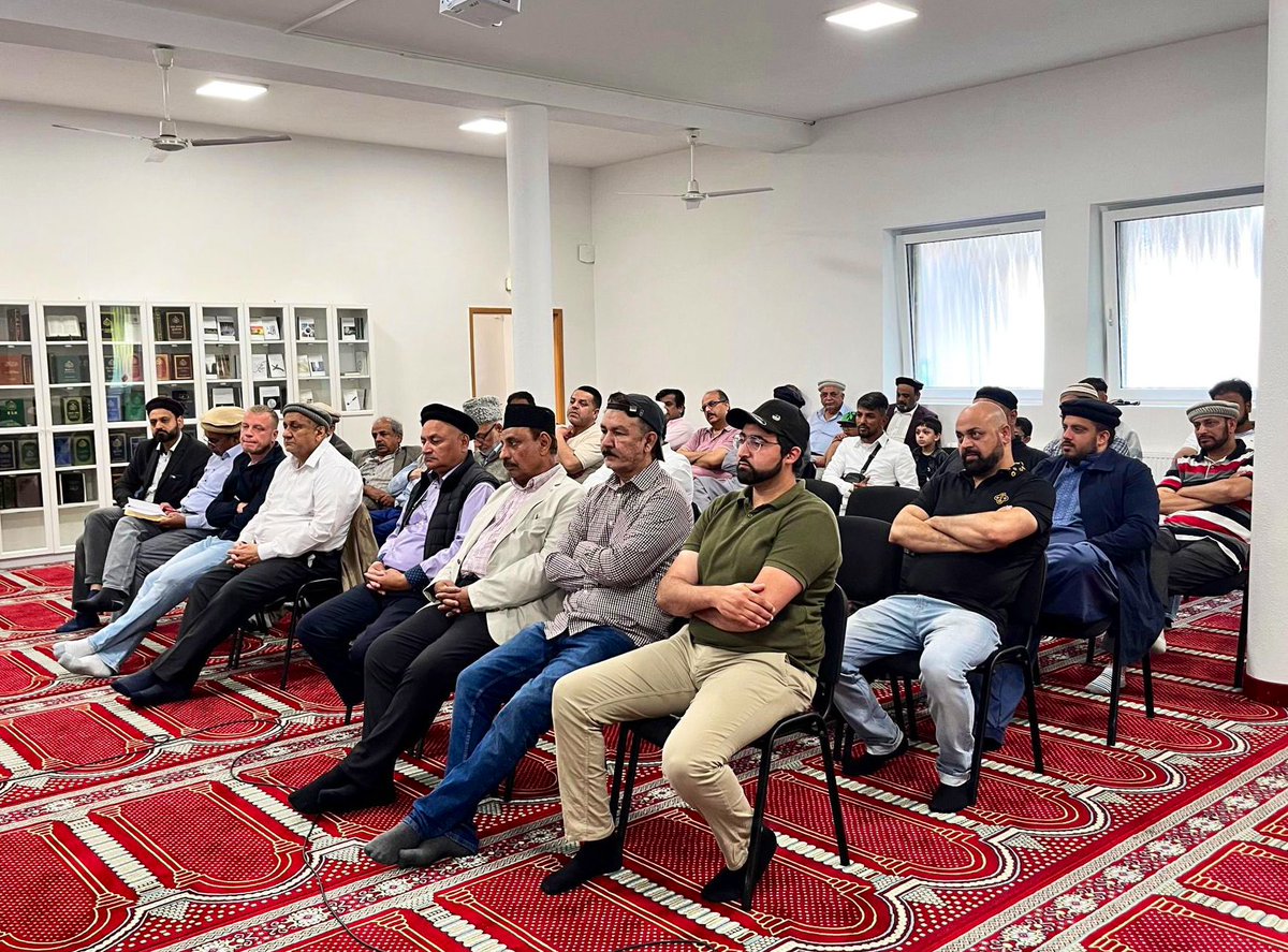 AhmadiyyaKiel's tweet photo. Elterntag in der Habib #Moschee: Mit dem Thema "Kommunikation innerhalb der Familie" fand vergangenes Wochenende ein Seminar für Eltern statt, mit dem Ziel, über die Bedeutung eines starken familiären Zusammenhalts zu reflektieren und den Dialog innerhalb der Familien zu fördern. https://t.co/jdrKpcoyJo