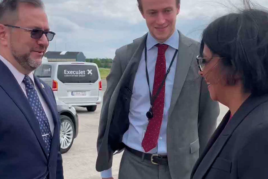 𝙉𝙤𝙩𝙞𝙘𝙞𝙖 𝙄𝙣𝙩𝙚𝙧𝙣𝙖𝙘𝙞𝙤𝙣𝙖𝙡: Vicepresidenta de la República llega a Bruselas para participar en Cumbre UE-Celac.

🌐 Facebook: Somos Ola Mirandina

🌐 Twitter: <a href="/OlaMirandina/">Ola Mirandina</a>

🖥️ Portal web: olamirandina.com/vicepresidenta…

#Rusia #Trump #UniónEuropea #Nicolasito