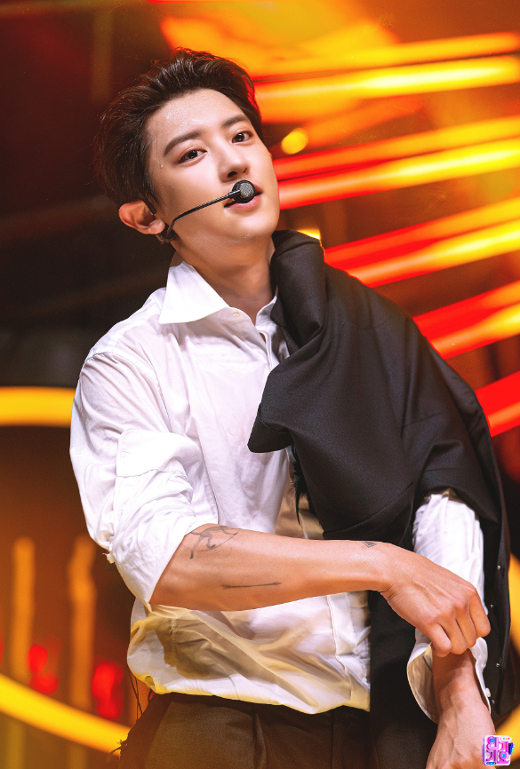 AboutMusicYT's tweet image. Chanyeol of EXO goes viral with a recent photo.