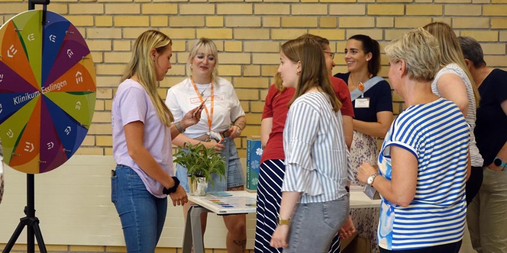 KlinikumES's tweet photo. Das KE sagt danKE! 🙏🧡

Danke an alle Mitarbeiterinnen und Mitarbeiter für euren riesigen Einsatz, für euer Engagement – auch an Tagen, die alles andere als einfach sind. Danke dafür, dass ihr immer alles gebt und euch nicht unterkriegen lasst! 💪🧡 https://t.co/7YZ4rqK53Y