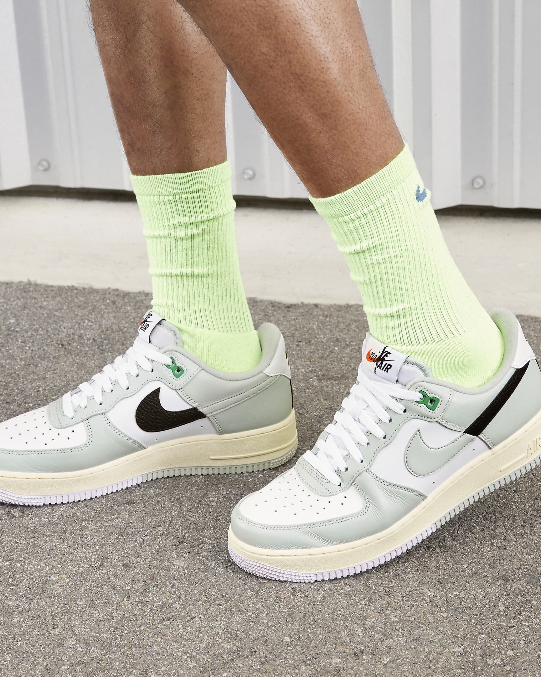 Air force 1 07 lv8 best sale on feet