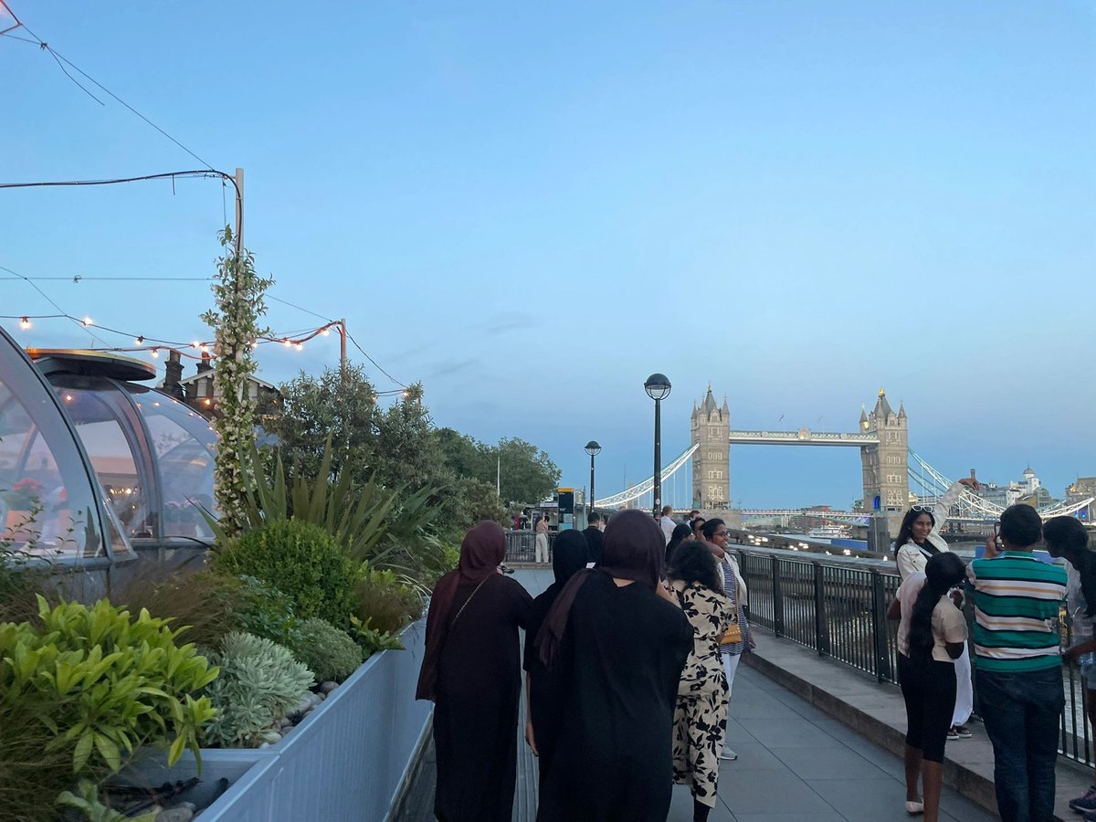 MaggieChary's tweet photo. It didn't rain this evening, so people went out for a walk as the evening sun set in London. https://t.co/wwXrsf0FhD