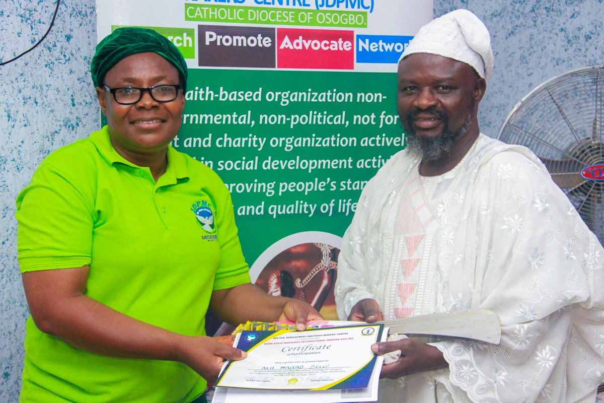 jdpmcosogbo1's tweet photo. distribution of farm inputs such as Cultlass, Training Manual, vests and other farming valuables.
The participants appreciated the gesture and assured the two Organizers to put into best practice everything they have learnt. https://t.co/jtCWxjHl4h
