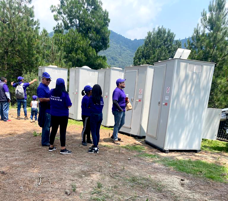 CleanToiletMex's tweet photo. "Vountarios en Axión" de @FTraxion que se trató de la reforestación del Paraje "La Canaleja" en la localidad Magdalena Chichicaspa del municipio Huxiquilucan de Degollado del Estado de México, en donde se reunieron cientos de voluntarios a realizar un cambio enorme. https://t.co/YZnTmRvAMC