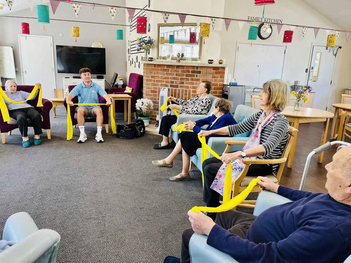 Dawson_Lodge's tweet image. An afternoon of keep fit with Curtis from G-Fitness and our residents 👏🏼💪👍 @Dawson_Lodge @AnchorLaterLife @AnchorJobs @NAPAlivinglife 
#keepingfit #exercise #MondayMotivation #stretchingandmusclefitness