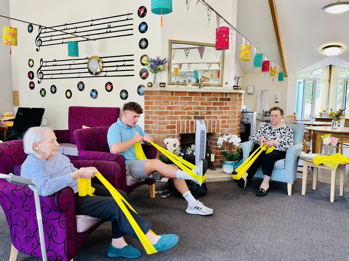 Dawson_Lodge's tweet image. An afternoon of keep fit with Curtis from G-Fitness and our residents 👏🏼💪👍 @Dawson_Lodge @AnchorLaterLife @AnchorJobs @NAPAlivinglife 
#keepingfit #exercise #MondayMotivation #stretchingandmusclefitness