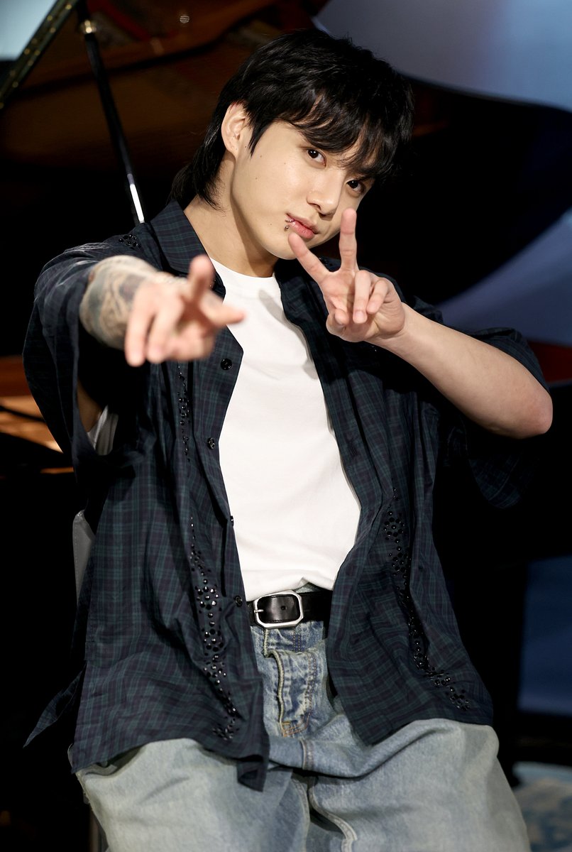 etnow's tweet image. Whoop — we spoke too soon!

#BTS&apos; Jung Kook visits SiriusXM in New York City.