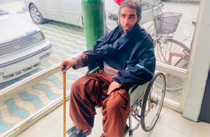 rgsarwan's tweet photo. د پوهنتون استاد مشعل چې د طالبانو له لوري د انجونو د تعلی�� د بندولو په غبرګون کې یې لاریون وکړ او کتابونه یې لیلام ته کیښودل او طالبانو ونیوی بندي یې کړ نن یې وضعیت وګورئ. 

هغه شاداب ځوان با انرژي د پوهنتون استاد نن داسې وضعیت کې دی. https://t.co/Y7Fq3oSRcl