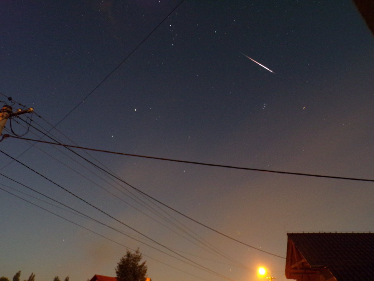 astronomia24com's tweet photo. Uwaga obserwatorzy! Dziś rozpoczyna się aktywność Perseidów! Podczas maksimum 12 sierpnia zaobserwujemy nawet 100 zjawisk w ciągu godziny. Szczegóły zjawiska: https://t.co/L3HWFTEzxf
#astronomia #kosmos #perseidy #perseidy2023 #perseids #polska #meteory https://t.co/SlxgjzJqLs