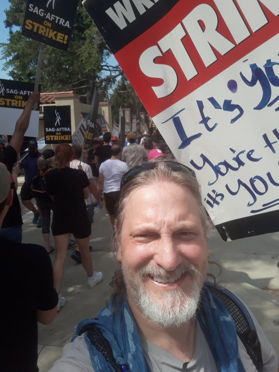 DarrinJaques's tweet photo. Union solidarity outside Warner Bros today!

#SAGAFTRAstrong #WGAstrong https://t.co/nWEvk5FySt