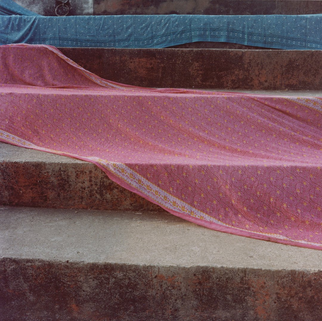 FineArtPointcom's tweet photo. #analogprint 🎞️📸
#saree, symbol of elegance and feminine grace in #India, drying on the ghat of Narmada Kaveri Sangam 🛕 in #Omkareshwar #MadhyaPradesh 🇮🇳
#LimitedEdition #analoguephotography #darkroom #rolleiflex #filmclub #filmphotography #analog #group6x6 #Sareebeauties https://t.co/wre8k9Bl0S