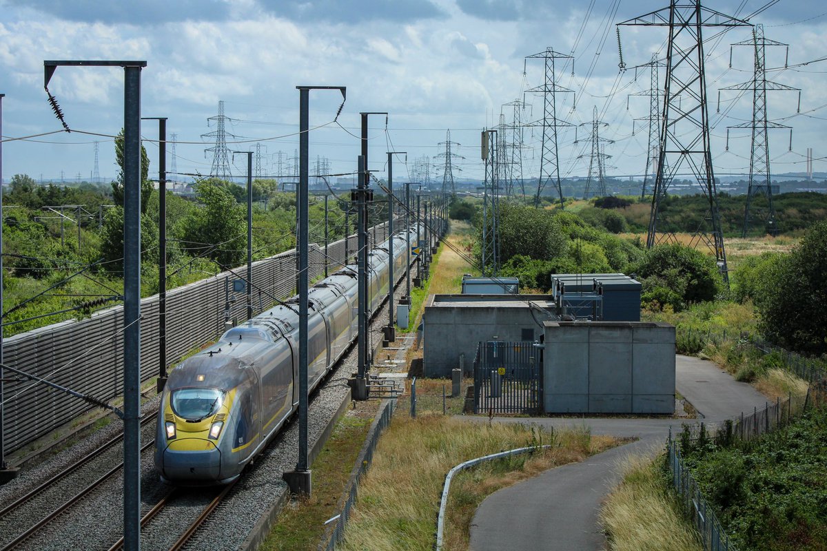 HaydenS50008's tweet photo. A 374 approaches Rainham on a trip from Bruxelles Midi to St Pancras

@Eurostar 
@EurostarUK https://t.co/hw5O4lUcsG