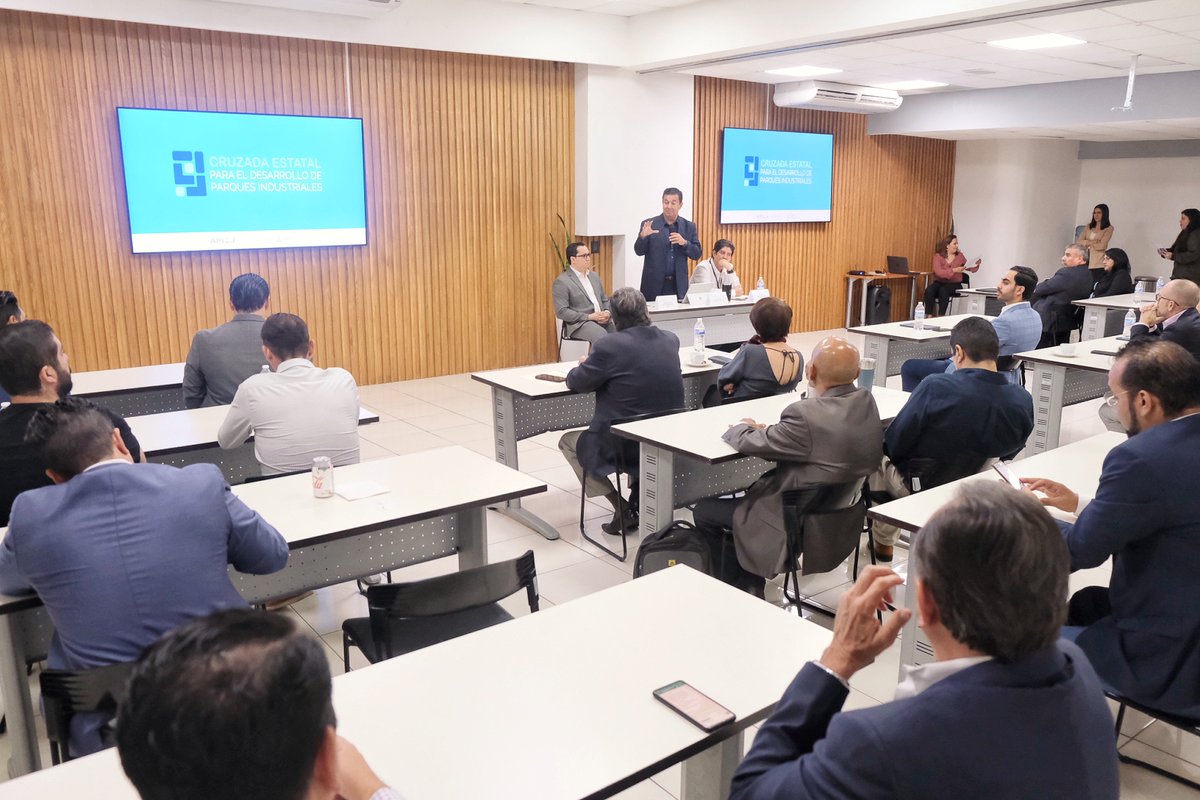 SEDESJALISCO's tweet photo. En colaboración con la #APIEJ y la @SedecoJalisco, se llevó a cabo un panel sobre energía como parte de la cruzada por los parques industriales. ⚡️🏬 https://t.co/uK36SyTNVq