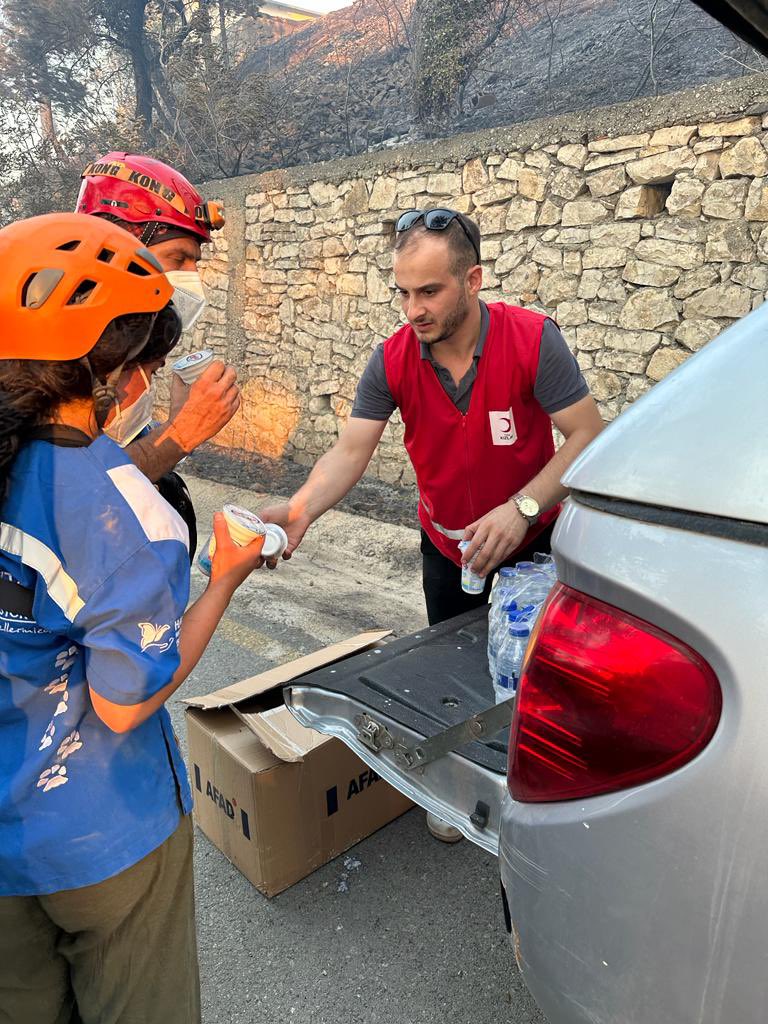 Orman yangınlarında tüm ekiplerle dayanışma içindeyiz. 

#Belen, #Çanakkale ve ülkemizin dört bir yanında başlayan yangınlarda, gönüllülerimiz ve personelimizle birlikte yangın söndürme ekiplerine etkin beslenme desteği verdik. Yerleşim yerlerinden çok uzak bölgelerde özveriyle