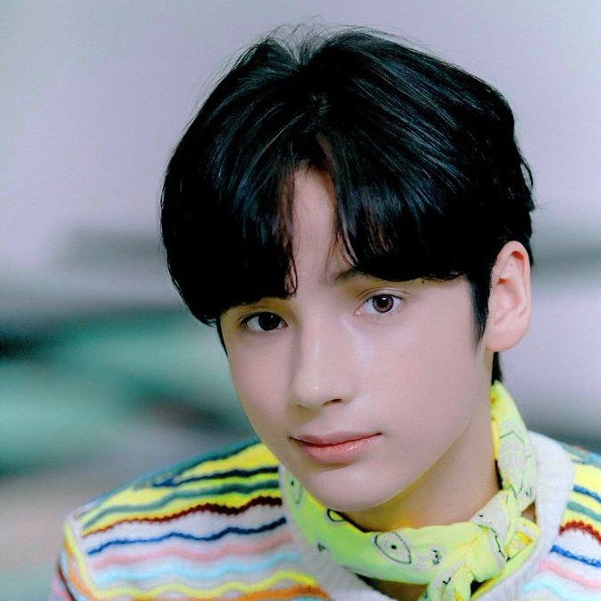 kaidater's tweet photo. the jump from crown to run away is so crazy cuz can u imagine not keeping up with txt during that time and huening kai suddenly went from an embryo to teenage heartthrob https://t.co/awvNROK7CM