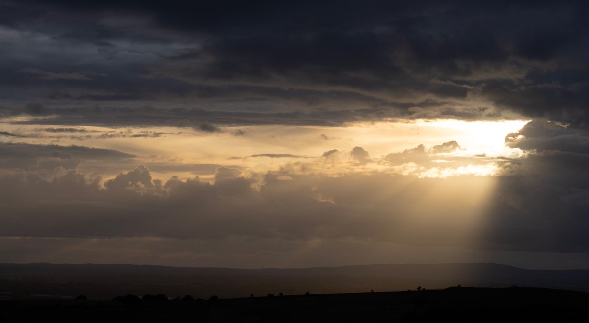 mikesaltsman194's tweet photo. Last nights start of the Sunset #Sunsetphotography #Gettingmojoback Good evening y'all about to take a few pics these 2 from last night #FingersOfGod taken on #R5 with #RF24240mm @CanonUKandIE @PhotoPlusMag https://t.co/sYuu5Sk7oU