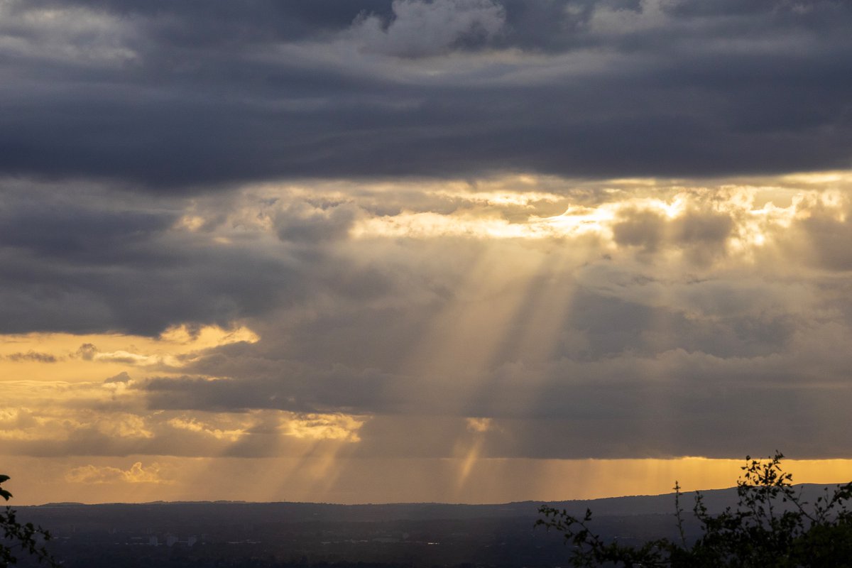 mikesaltsman194's tweet photo. Last nights start of the Sunset #Sunsetphotography #Gettingmojoback Good evening y'all about to take a few pics these 2 from last night #FingersOfGod taken on #R5 with #RF24240mm @CanonUKandIE @PhotoPlusMag https://t.co/sYuu5Sk7oU