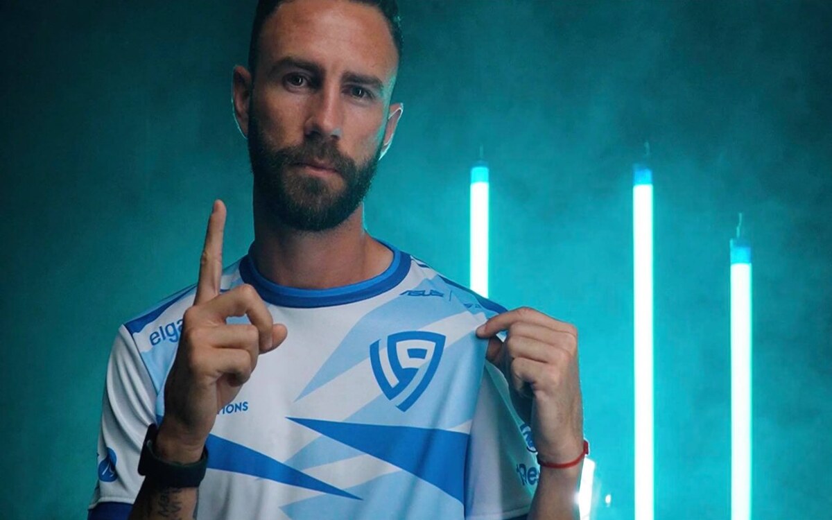 19esports's tweet photo. Grande solo uno... Y lo sabe @Miguel_layun 😌😉

#Somos19 💙 https://t.co/m52QKLej55