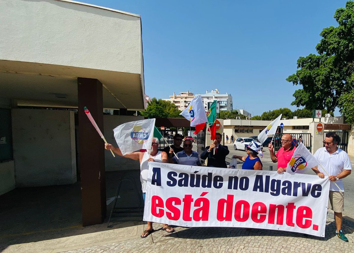 Pedro_Frazao_'s tweet photo. Foi épico! Agora mesmo, saída do Hospital de Faro, Algarve, o autocarro que transportava a comissão de deputados da nação foi bloqueado, por momentos, pelo protesto A SAÚDE NO ALGARVE ESTÁ DOENTE! https://t.co/Ed5gGI2jw9