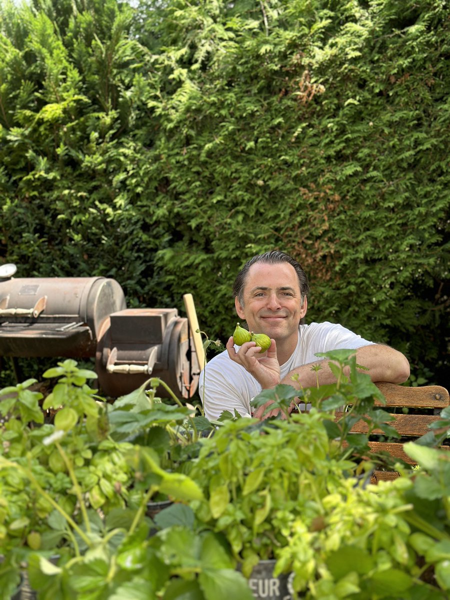 Essgobar's tweet photo. Alles im grünen Bereich 💚🌿👨‍🍳
#stefanschüller #koch #chef #zurich #gaultmillau #foodislove #chefschülli #foodimglas https://t.co/kUsTNxBPfH