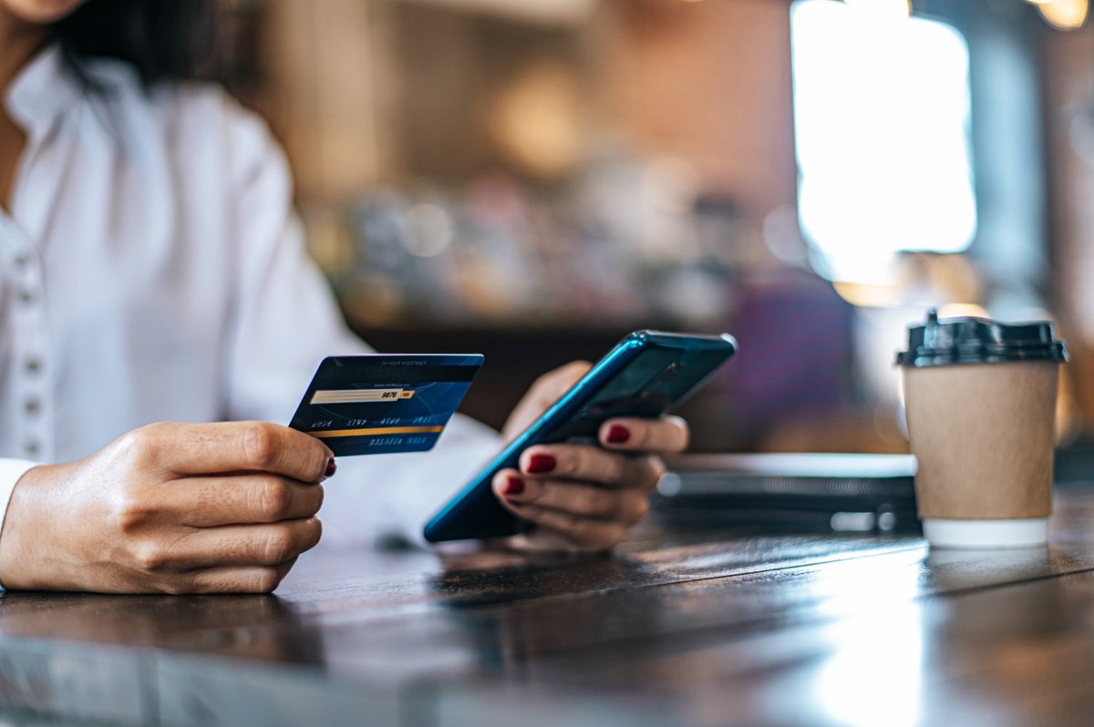 aba_rd's tweet image. #ABABlog | Hace 35 años, ¿quién imaginó que tendríamos el banco en la palma de nuestras manos? 🌐 Los neobancos, instituciones 100% digitales, están transformando el sector bancario de formas inimaginables. 👉 ishort.ink/VW41 #neobancos #fintech