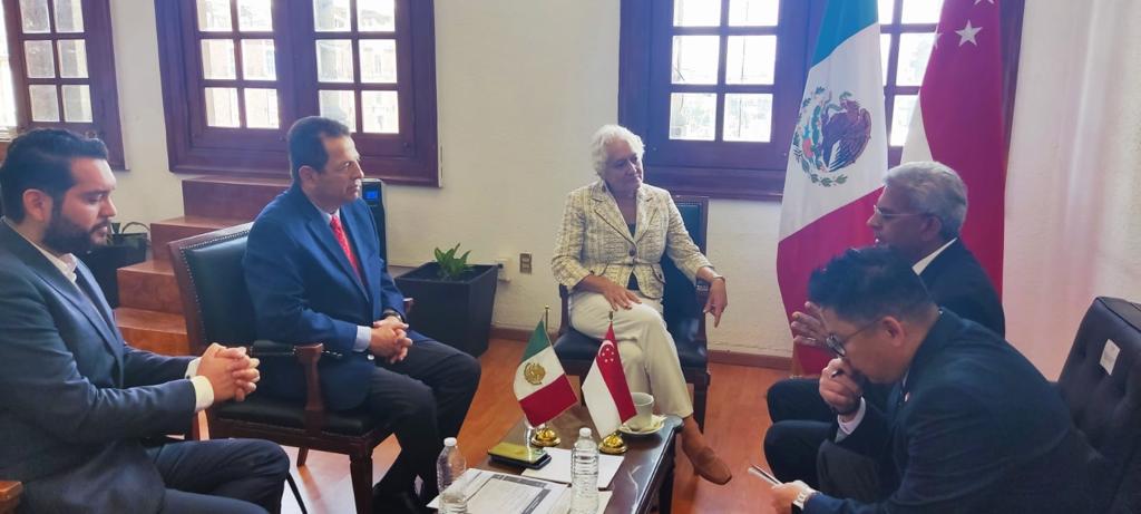 Nuestro  Secretario <a href="/FadlalaAkabani/">Fadlala Akabani</a> junto a Diana Alarcón titular de <a href="/InternacCDMX/">Internacionales CDMX</a>, se reunieron con Gerald Balendran, Embajador no Residente de Singapur 🇸🇬 para México <a href="/MFAsg/">MFAsg</a>, con el objetivo de incrementar la cooperación económica en comercio e inversión entre ambas ciudades.