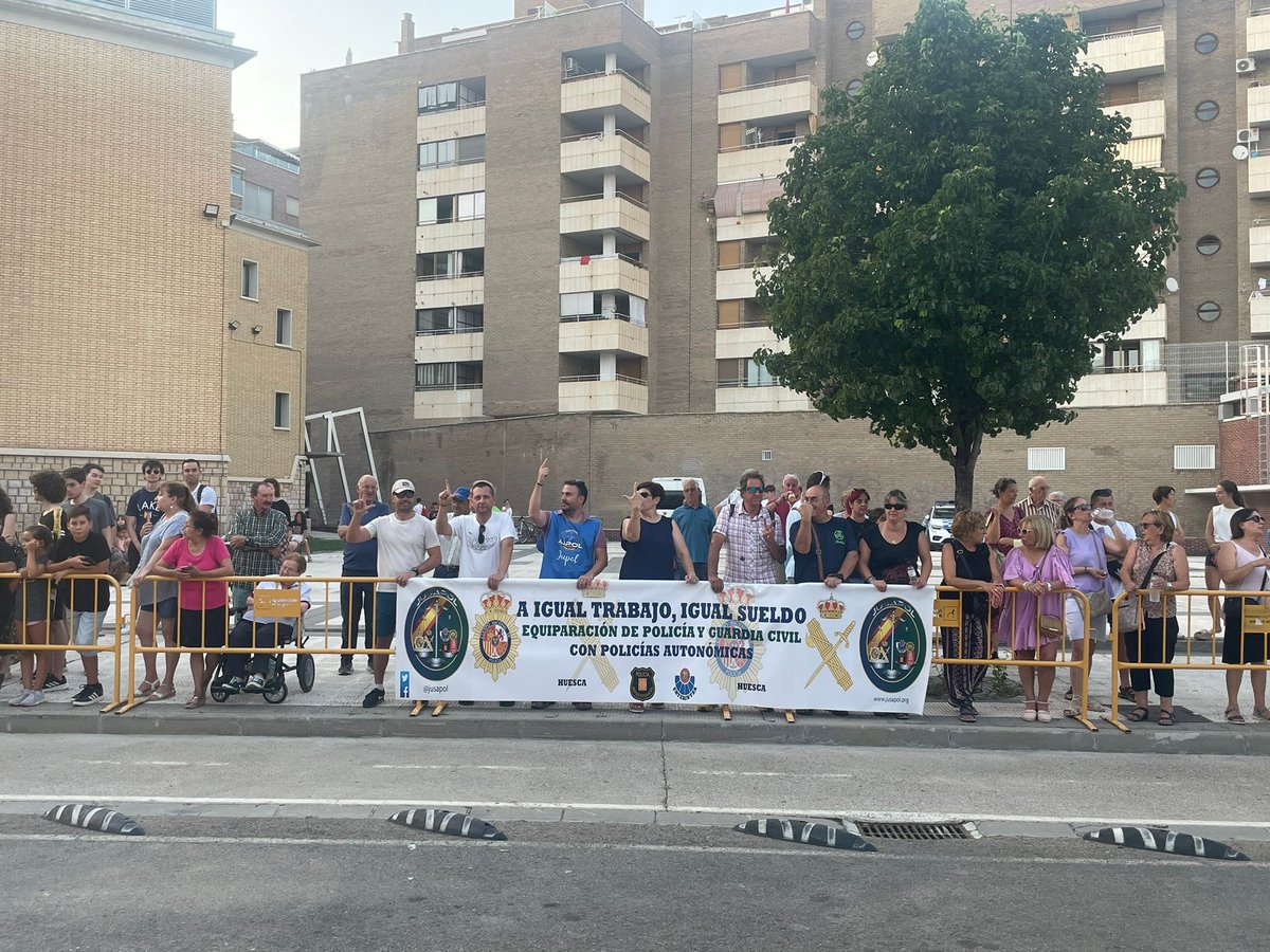 jusapol's tweet photo. 🛩Pedro Sánchez cuando ha volado desde la #CumbreCelacUE en Bruselas hasta #Huesca en un Jet Privado para un mitin electoral, lo último que se esperaba era encontrase con JUSAPOL…

😎Pero ahí estábamos pidiendo
#EquiparacionYa
#JubilacionDignaYa

🙌MUY GRANDES COMPAÑEROS https://t.co/NuWSzaLBez
