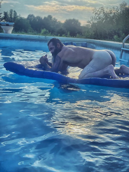 Pool time ? https://t.co/huRrAQx8fc