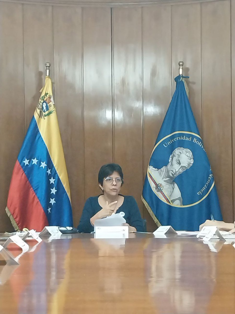 UBVJoseFelixR's tweet photo. #AlMomento 📌 Se lleva a cabo el Consejo Universitario Especial, con motivo de las actividades del 20° Aniversario de nuestra Casa de los Saberes. Este encuentro liderado por la rectora @sandraoblitasr, dónde participa la Directora de nuestro Eje Prof. @LeyraPsuv2021.

#20AñosUBV https://t.co/uhVosWhOia