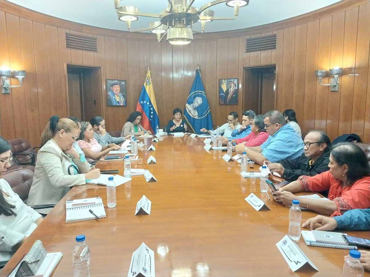 UBVJoseFelixR's tweet photo. #AlMomento 📌 Se lleva a cabo el Consejo Universitario Especial, con motivo de las actividades del 20° Aniversario de nuestra Casa de los Saberes. Este encuentro liderado por la rectora @sandraoblitasr, dónde participa la Directora de nuestro Eje Prof. @LeyraPsuv2021.

#20AñosUBV https://t.co/uhVosWhOia