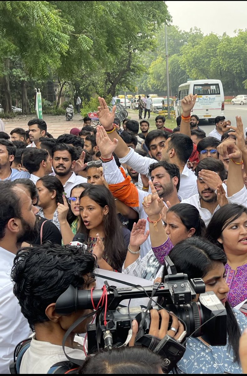 BidhuriC's tweet photo. राजस्थान के जोधपुर में नाबालिग छात्रा के साथ गैंगरेप की घटना के विरोध में गहलोत सरकार के विरुद्ध प्रदर्शन। * अखिल भारतीय विद्यार्थी परिषद द्वारा आज बीकानेर हाउस के बाहर राजस्थान के जोधपुर में नाबालिग छात्रा के साथ गैंगरेप की घटना के विरोध में प्रदर्शन किया गया। https://t.co/6EiW7CYyAU