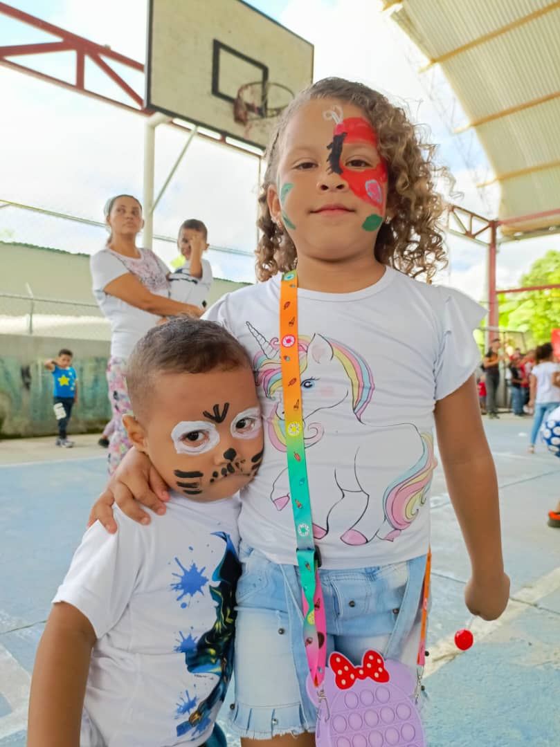 La Juventud Organizada la parroquia Santa Rosa en conjunto con las brigadas juveniles de IMJUVI y el equipo de sumando corazones llevaron alegría a los pequeños de la casa con la atención a través actividades recreativas, pintacaritas, y más en la celebración del día del niño...