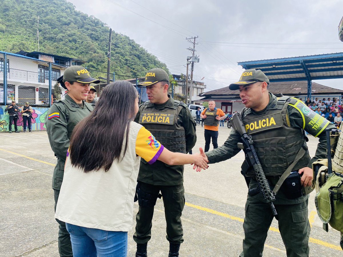 PoliciaNarino's tweet photo. Continuamos realizando acompañamiento cercano a la comunidad desde el corregimiento de #Altaquer, nuestros uniformados se encuentran adelantando actividades de disuasión, control y prevención que garanticen las condiciones de seguridad y convivencia desde esta región del país. https://t.co/f88JDrewEz