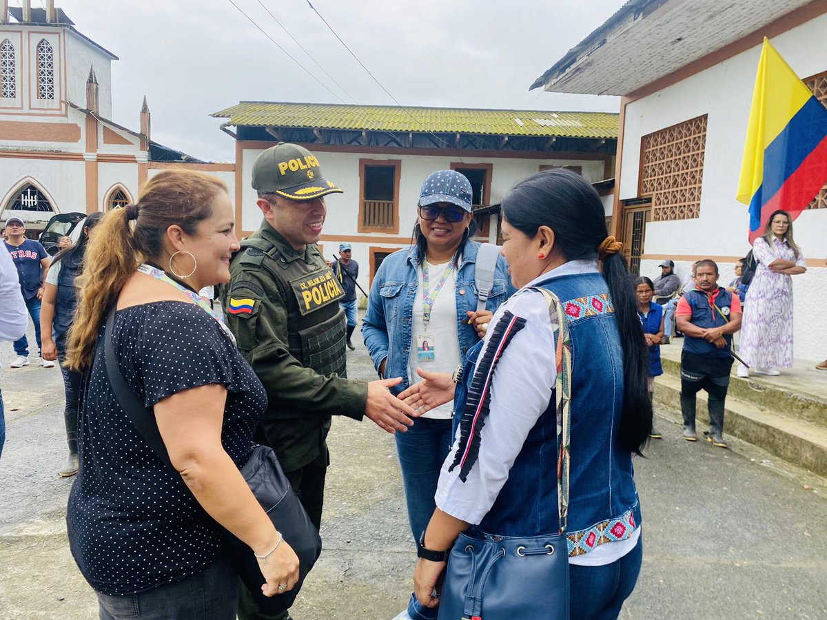 PoliciaNarino's tweet photo. Continuamos realizando acompañamiento cercano a la comunidad desde el corregimiento de #Altaquer, nuestros uniformados se encuentran adelantando actividades de disuasión, control y prevención que garanticen las condiciones de seguridad y convivencia desde esta región del país. https://t.co/f88JDrewEz