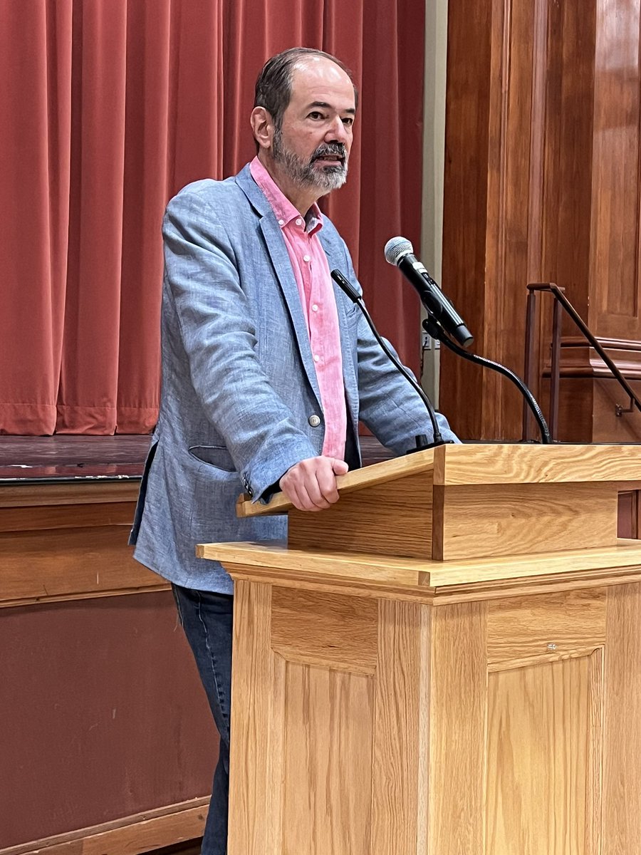 rawlin_papers's tweet photo. El escritor mexicano Juan Villoro charla con los estudiantes de @MiddEsp “Cuando empecé a leer descubrí por primera vez y para siempre que la vida puede mejorar por escrito” https://t.co/dFjTNlTyf9